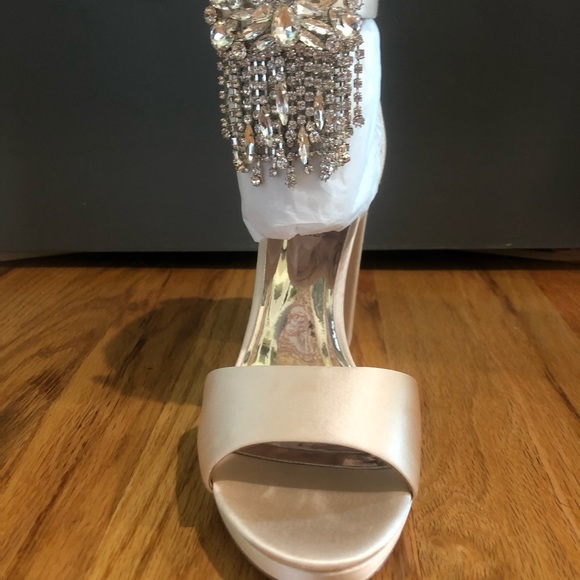 Badgley Mischka Women's Fascinate Heeled Sandal - Picture 5 of 12